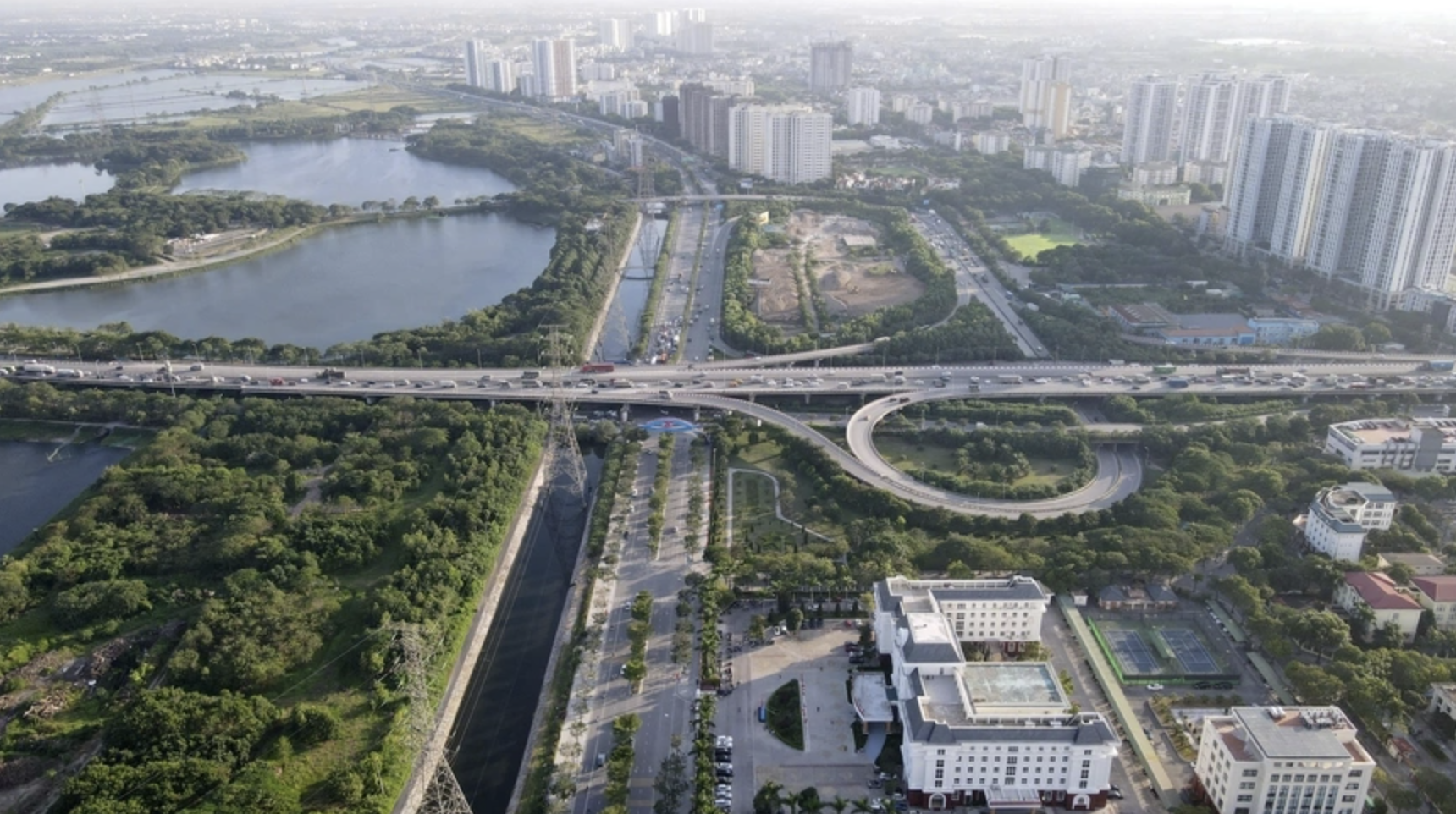 Giá Cạnh Tranh và Hạ Tầng Giao Thông Đồng Bộ